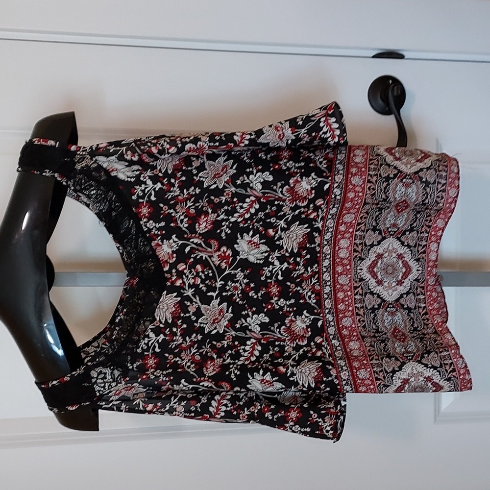 *Black w/ White & Red Floral w/ Lace Accent and Bell Sleeves Size L - Picture 6 of 12